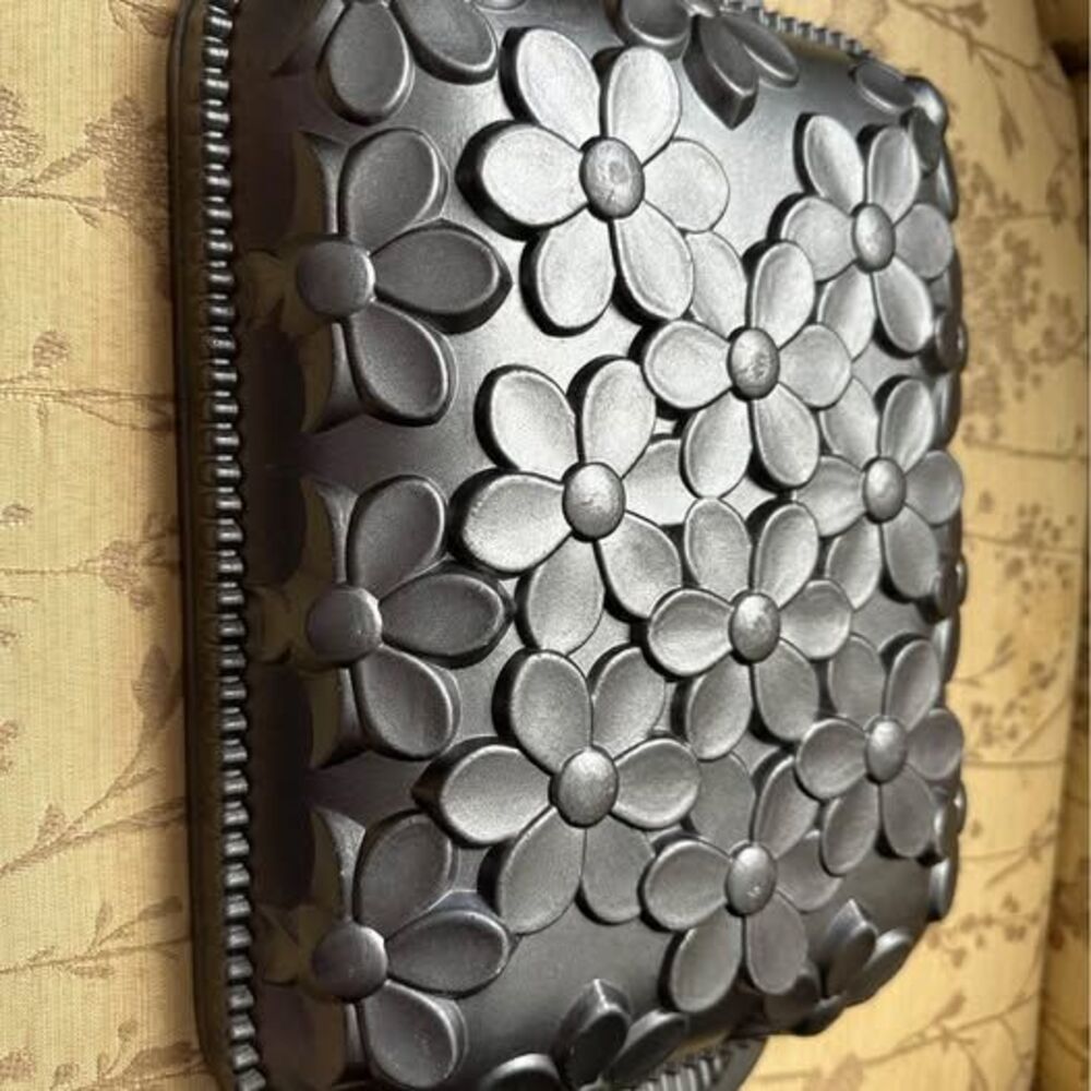 Cake pan-daisies